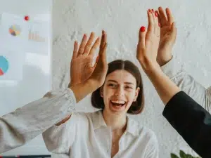 Candidats VAE CAP et BTS célébrant leur réussite grâce à un accompagnement Sensei
