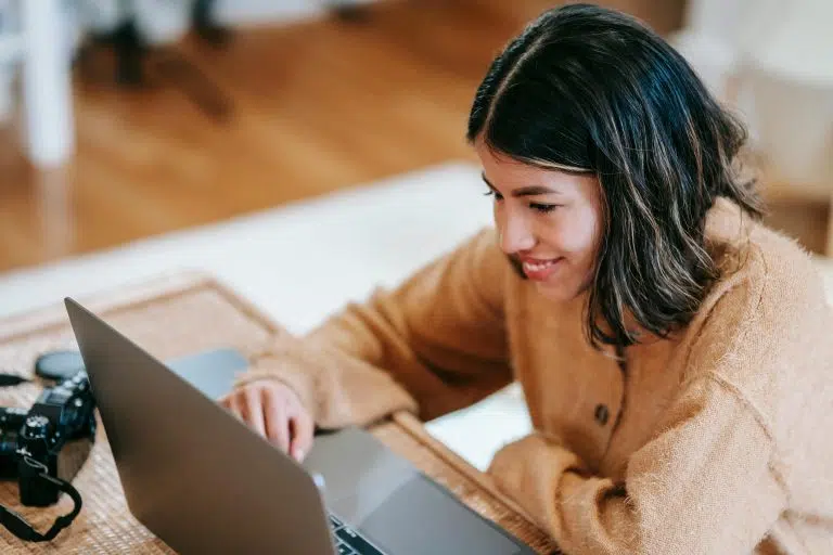 Femme épanouie après un bilan de compétences Sensei pour sa reconversion